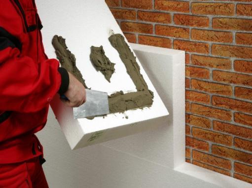 Polystyren (PS) je tvrdá, křehká, sklovitě průhledná hmota. Má dobré elektroizolační vlastnosti.