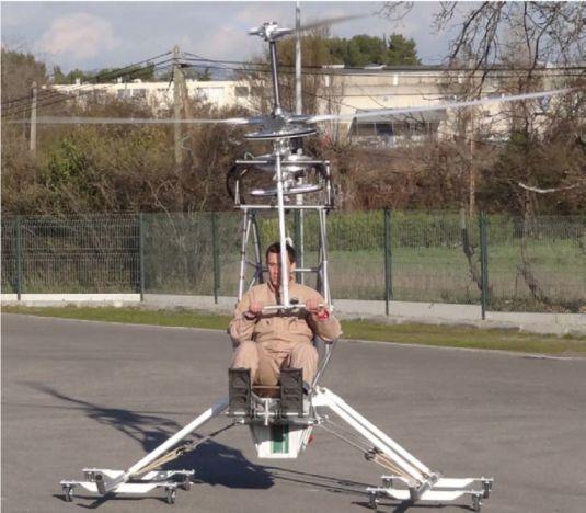2: Pohled na elektrický vrtulník zepředu