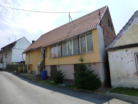 3) Nezvěstice, Olešná, okr. Plzeň jih 710 000,- Kč Nabídková cena Exklusivně vám nabízíme k prodeji chalupu se zahradou o zast.