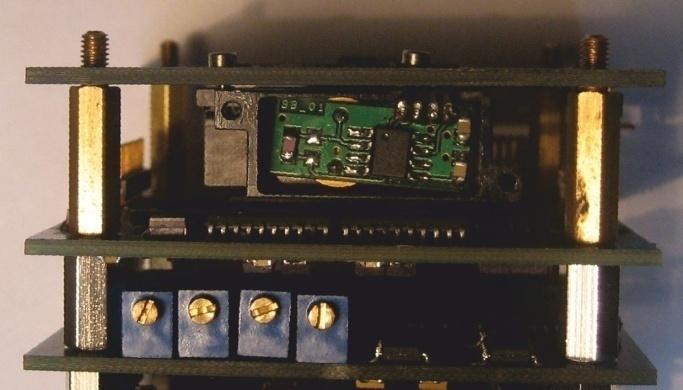 sigály o kmiočech 97 Hz, Hz, 3 Hz a 6 Hz v souladu s kapiolou 3... Tyo sigály vsupují jako referečí do ásobiček a jako budicí do spíacích razisorů k LED diodám.