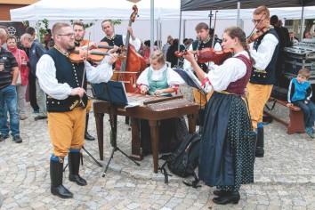 Brna. Pásmo lidových písní Mašírujú na Francúza vys huje pocity místních obyvatel i samotných vojáků, kterým bitva zasáhla do života. 5 30. 11.