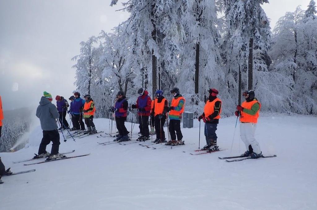 1. 2016 do 22. 1. 2016, se 35 žáků prvních a druhých ročníků naší školy zúčastnilo lyžařského výcviku. Kurz se konal jako již tradičně v Orlických horách, ve ski areálu Čenkovice a Buková hora.