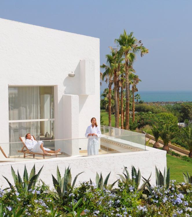 O Resortu O Resortu Resort nabízí celkem 343 pokojů nedaleko pláže s jemným pískem a je vystavěn na kopci v srdci vznešené středomořské zahrady s oleandry, palmami a jasmíny.