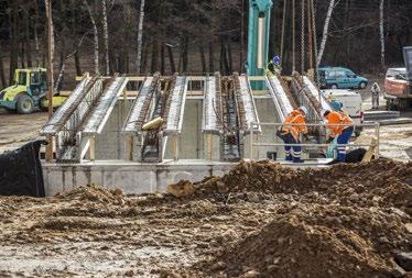 Následně jsou skořepiny dostrojeny měkkou výztuží včetně spřahující desky mostovky a zmonolitněny. Skořepinové nosníky řeší problém, který souvisí s rostoucí hmotností nosníků.