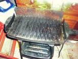 Od malých grilů, používaných i na panelákových balkonech, po olbřímí stavby, kde je krom grilu i speciální rožeň a udírna. Nalevo: Jeden z typ roštového grilu. Je podložen dv ma kovovými trubkami.