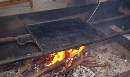PÁR OBECNÝCH RAD Před vlastním grilováním je nutné gril namastit. K tomu používám trochu řepkového či sójového oleje, u kamenného grilu lze použít i kůži od špeku tak, jak to dělávaly naše babičky.