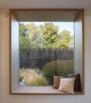 odstínů šedé a krémové Okno slouží zároveň jako lavice s výhledem do zahrady.