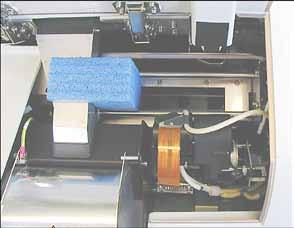 Postavte tiskárnu z podstavce na stabilní laboratorní stůl nebo, případně, na automatický výstupní odkladač. Ujistěte se, že podložka je vodorovná! 5 4 5 Obr.