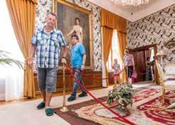 Právě Larisch-Mönnichové jsou posledními majiteli empírového zámku, postaveného na základech středověké gotické tvrze rodu Piastovců.