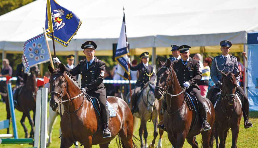 VÝROČÍ ANNIVERSARY Příslušníci jízdních policejních jednotek při slavnostním nástupu. Members of mounted police forces at the opening ceremony.