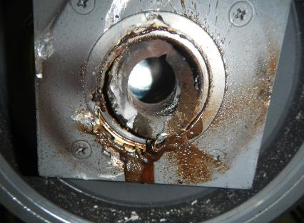 Dolní řemenice Chladící ventilátor Rozlomený kužel hřídele Laminátový kryt ventilátoru Obr.
