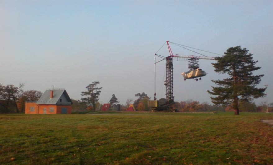 (obr. 2 foto PMJ 2009 areál výsadkového vrtulníkového simulátoru) Vrtulník můţe být pouţit tam, kde nelze provést zásah běţnými prostředky nebo tam,