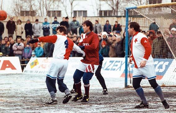 Historie Text: Miloslav Jenšík Foto: archiv Nakladatelství Olympia a autora Jiří Jeslínek hrál už v prvním silvestrovském derby a přesně třicet let poté nastoupil k derby veteránů.