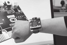 BBC micro:bit je kapesní programovatelný počítač se senzorem pohybu, kompasem a bluetou. Umí komunikovat s mobilními zařízeními a počítači. V loňském roce byl mikropočítač rozdán všem ţákům 7.