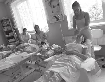 Minářová Dana Seminář firmy Phytomer Poslední měsíc před začátkem letních prázdnin se kosmetičky druhého ročníku zúčastnily školení od luxusní francouzké kosmetické značky Phytomer.