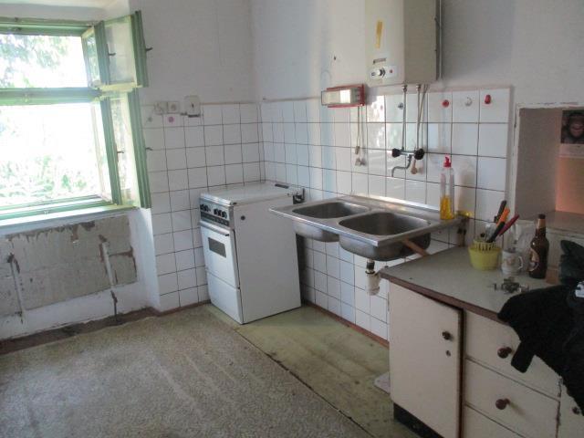 NP se dostaneme po kamenném schodišti a zde se nachází veranda, hala, pokoj, kuchyně, komora, pokoj, koupelna s WC a WC. Kamenné schodiště dál vede do půdních prostor. Dále z 1.