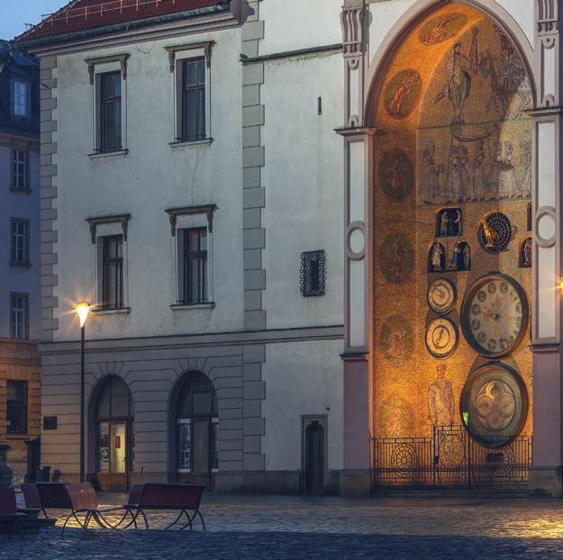 NEJVÝZNAMNĚJŠÍ PAMÁTKY OLOMOUCE SLOUP NEJSVĚTĚJŠÍ TROJICE Dominanta hlavního olomouckého náměstí, 32 m vysoký monument, představuje vrcholné sochařské dílo středoevropského baroka.