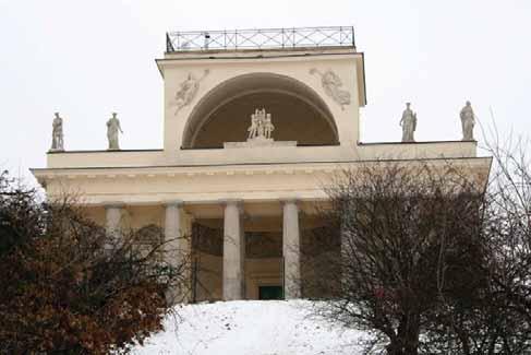 Zajímavostí z barokních časů je však umělá jeskyně ve sklepení zámku, kam se můžete vypravit v rámci samostatného prohlídkového okruhu seznamujícího také s důmyslným technickým zázemím sídla.