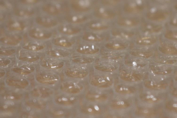 Bublinky jsou vhodnou ochranou při nárazu a otřesech. Bublinková fólie Nejčastěji používanou je dvouvrstvá bublinková fólie. Jedna vrstva je plochá fólie a druhá vrstva utvoří požadované bublinky.