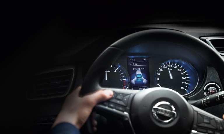 zpětná zrcátka Anténa ve tvaru žraločí ploutve enzor světel a stěračů 17" hliníková kola Dvouzónová automatická klimatizace Inteligentní přepínání dálkových světel (HBA) Rozpoznávání dopravních