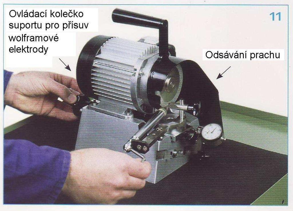 d) Úhel nastavení elektrody vůči kotouči se dosáhne natočením otočného talíře s úhlovou stupnicí (0 do 180 ). Za tímto ú čelem se povolí otočením křížové rukojeti kruhová deska a opět se upevní.