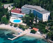Ubytování: hotel má dvě části - spodní budovu, v níž jsou pokoje PREMIER a horní budovu, v níž jsou pokoje COMFORT.
