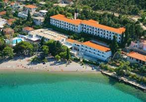 All inclusive: Snídaně 07.00-10.00, obědy 12.30-14.00 a večeře 19.00-21.00 formou bufetu v klimatizované restauraci. 1x týdně dalmatská večeře. Nápoje v ceně: červené a bílé víno, pivo, juice.