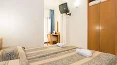 Všechny pokoje mají TV/sat, sprchu/wc, balkon. Wi-Fi za poplatek. Stravování: Polopenze snídaně a večeře formou bufetu s místními nápoji (víno, pivo, nealko) k večeři.