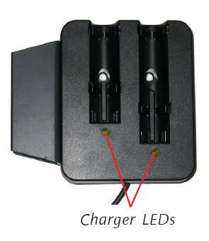 Umístění per do adaptéru 1 Umístěte pero do jednoho z nabíjecích slotů 2 Umístěte pero očkem směrem 3 LED kontrolka pod odpovídajícím slotem začne svítit jako indikátor nabíjení a pohasne po plném