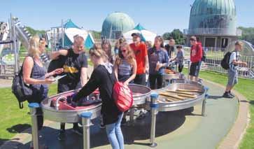 tříd základních škol Prahy 8 se na přelomu května a června 2017 zúčastnila dvoutýdenního vzdělávacího pobytu v Anglii. Pobyt jim hradila městská část Praha 8.