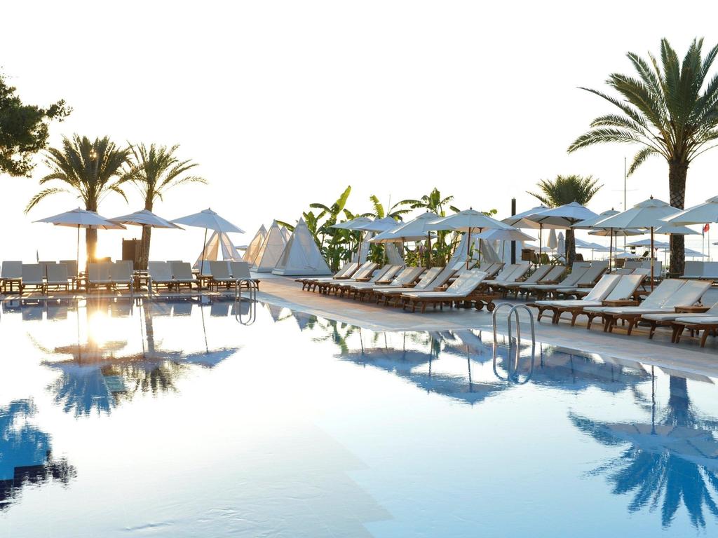 Důvody proč milovat Club Med Palmiye Relaxace na 800 metrů dlouhé příjemné pláži nebo u nového klidného bazénu Možnost zdokonalení Vašich hráčských schopností na jednom z 12 tenisových kurtů