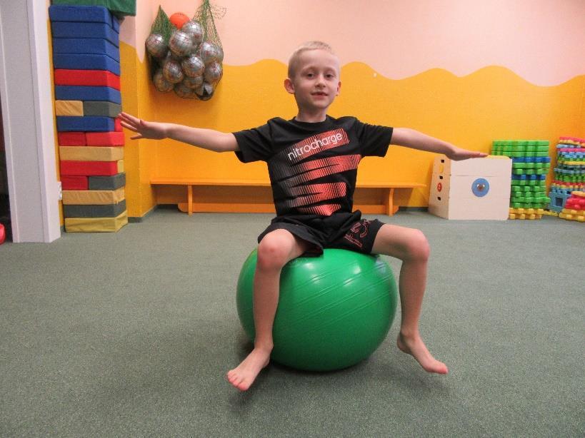 CVIČENÍ NA VELKÉM MÍČI Motivace: Holub stojí na báni, z výšky kouká do