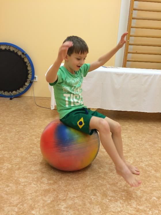 CVIČENÍ NA VELKÉM MÍČI 9.5.7 KLOUZAČKA Zaměření: Stabilizace páteře a pánve. Výchozí poloha: Správný sed na míči.