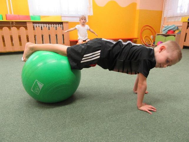 CVIČENÍ NA VELKÉM MÍČI Motivace: Šup s polínkem do kamen, ať se pěkně zahřejem.