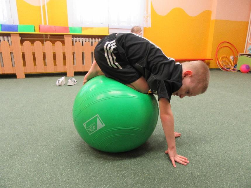 CVIČENÍ NA VELKÉM MÍČI 9.6.2 LENOCHOD Zaměření: Posílení přímého břišního svalu a ohybače kyčelního kloubu (m. rectus abdominis, m. iliopsoas).
