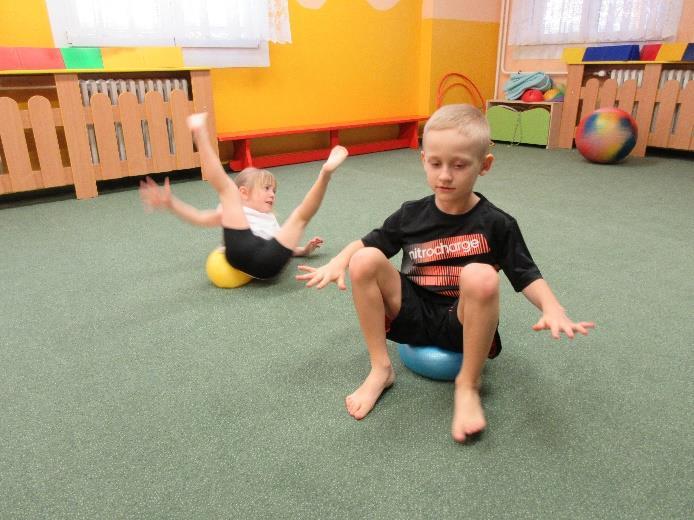 CVIČENÍ S OVERBALLEM 10.2 BEDLA Zaměření: Stabilizace páteře a pánve. Výchozí poloha: Sed na overballu s napřímením páteře. Chodidla opřená o zem, upažit dolů.