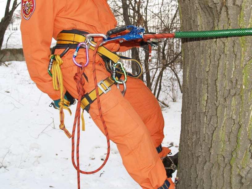 V tomto případě musí být hasič lezec vybaven zachycovacím postrojem. Při výstupu je nezbytné zachovat ideální pozici těla posazením se do polohovací smyčky na napnutých nohou.