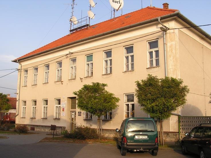 Budova Staré školy 2002- jedna dolní třída 2004 propojené dvě třídy v I.