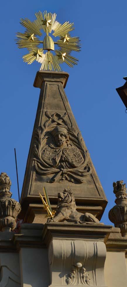 Kostel sv. Jana Nepomuckého na Skalce Obelisk završující západní průčelí se sochou českého lva, reliéfem sv.