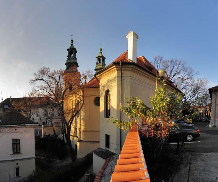 Kostel sv. Jana Nepomuckého na Skalce Obě boční fasády se svým tvarem shodují, probíhají ve zvlněné linii dané složitým půdorysem chrámu.