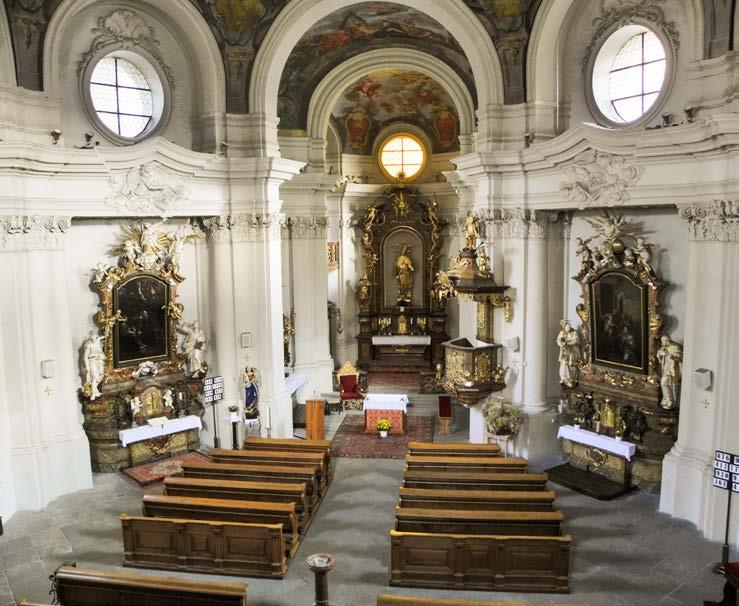 Kostel sv. Jana Nepomuckého na Skalce Interiér Hlavní prostor chrámu ve tvaru osmiúhelníku je zaklenut vzdutou klenbou, prolomenou osmi převýšenými oblouky.