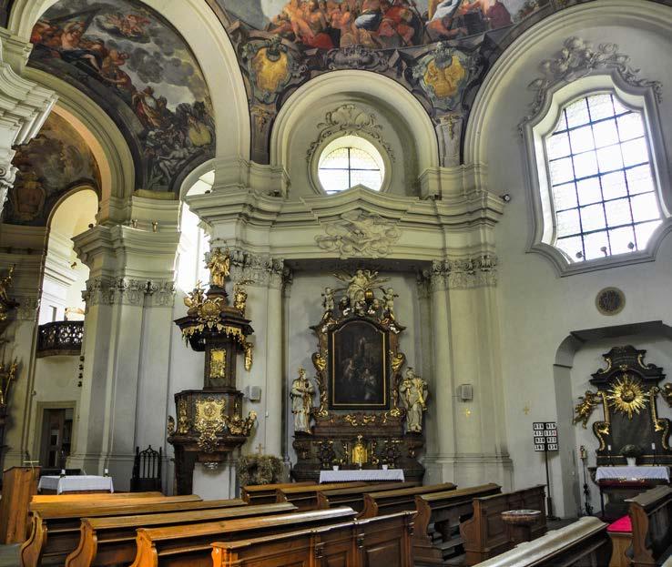 Kostel sv. Jana Nepomuckého na Skalce Jihovýchodní část hlavní lodi. Vlevo presbytář s oratoří, uprostřed kazatelna a oltář sv.