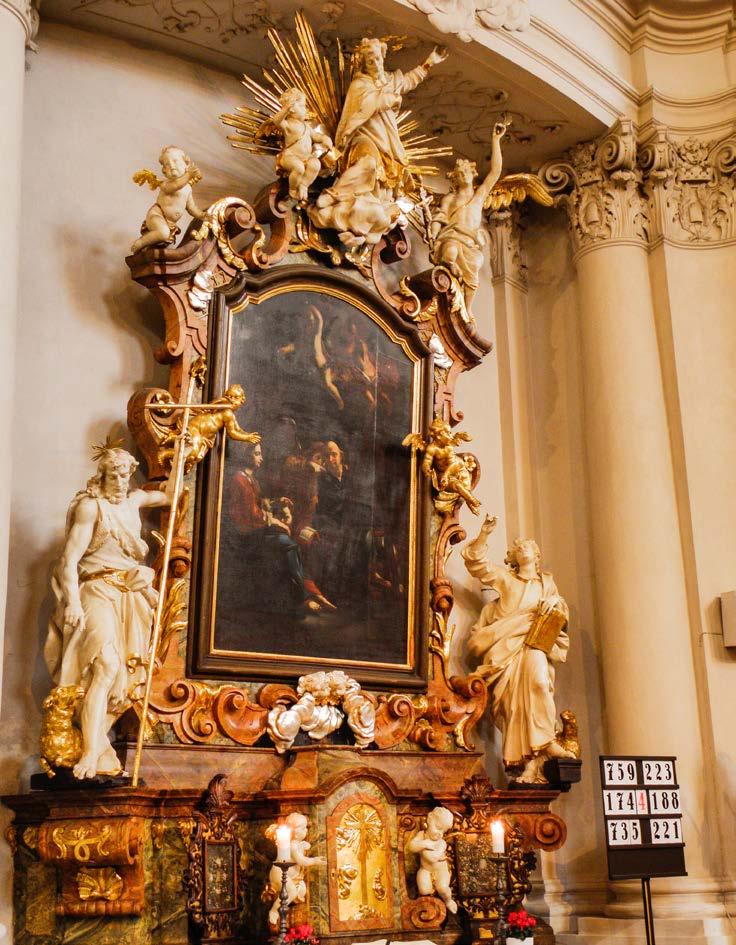 Kostel sv. Jana Nepomuckého na Skalce Severní boční oltář s obrazem Sv. Lukáš maluje Pannu Marii a se sochami sv.