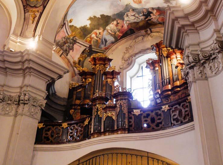 Kostel sv. Jana Nepomuckého na Skalce Panně Marii, nad severní velký krucifix. Vedle zpovědnic jsou na konzolkách umístěny menší sochy, na severní straně sv. Antonín Paduánský (19. stol.