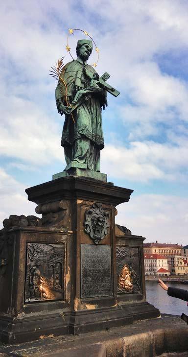 Kostel sv. Jana Nepomuckého na Skalce Socha sv. Jana Nepomuckého Velká pozlacená socha patrona kostela od významného barokního sochaře Jana Brokoffa, stojící na hlavním oltáři, má zajímavou historii.