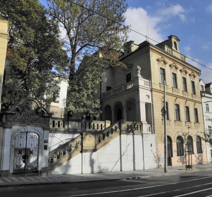 Kostel sv. Jana Nepomuckého na Skalce medailony sv. Václava a Karla IV. Uvnitř se nacházela kaple, kterou vyzdobil svými obrazy Vojtěch Hynais, pobývající v té době v Římě.
