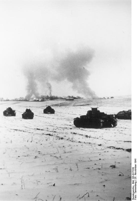 Boje o Moskvu 9/1941 Němci zahajují operaci Tajfun boj o Moskvu doposud idea bleskové války změna počasí, mrazy,