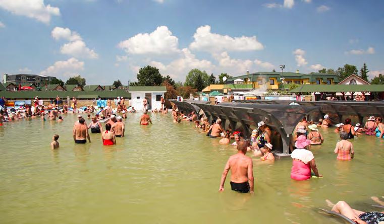 TERMÁLNÍ KOUPALIŠTĚ V letní sezóně jsou na venkovním termálním koupališti o rozloze 12 ha v provozu tři klidové sedací termální bazény (30 40 C), plavecký bazén, relaxační a ochlazovací bazény, bazén