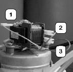 Umístěte ventilátor nahoru nad nádrž, upevněte odtah D 0 dle požadované orientace a přišroubujte pomocí šroubků z krabičky. II. Upevněte vertikálně konzolu na upevnění kabelů. III.