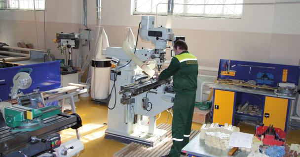 Máme potřebné strojní vybavení k této činnosti - CNC soustruhy, CNC frézky, pily a vodní paprsek. www.labara.
